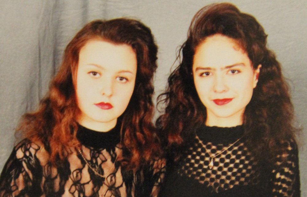 Марина Миронова (Москалюк) с подружкой, 1996 год.