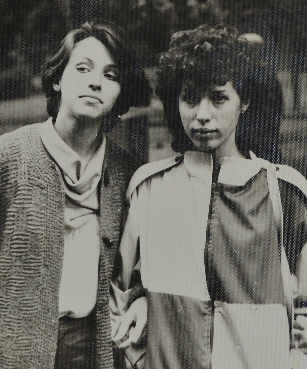 Эльвира Горевая (Оверченко) в пальто, связанном из ниток от распущенных ковров, 1986 год.