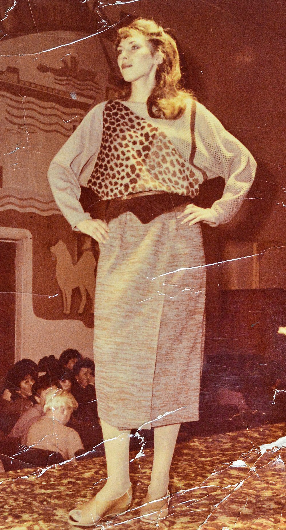 Елена Саломатова на подиуме в леопардовом платье, Якутск, 1987—88 годы.