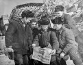 Бригада И. И. Евсеева читает газету «Правда». 1976 год.
