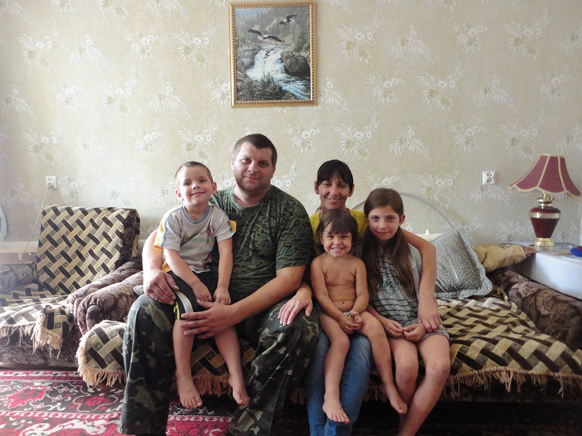 Многодетная семья беженцев из Донбасса вот уже неделю живет у своих амурских родственников.