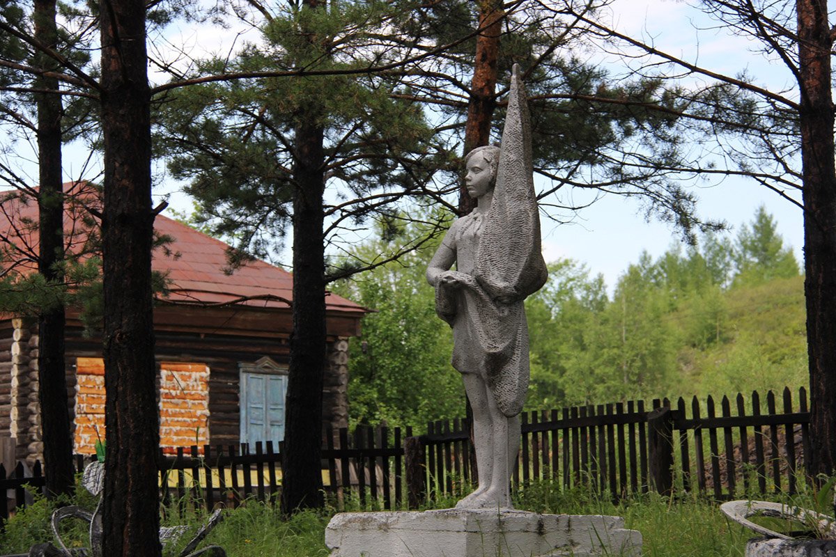 Старый пионерский памятник перенесут к новой школе. Фото: Евгений Федоров