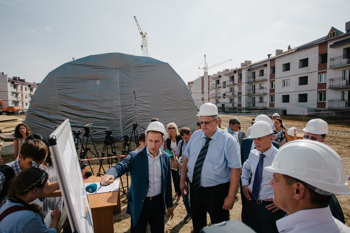 К. Цицину показали площадку в 800 квартале, где строятся 10 домов для жителей аварийного фонда.