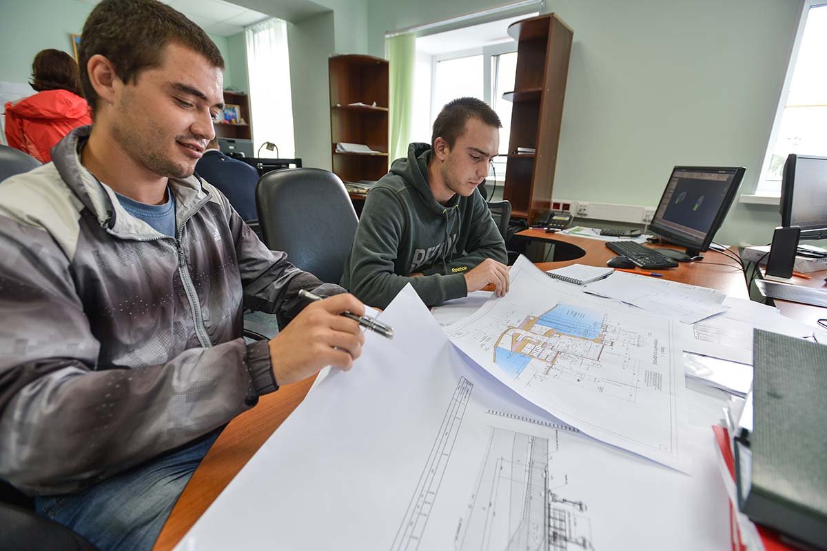 Все бумажные чертежи переносятся в компьютер, после благодаря программам создается объемная модель.