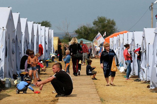Лагеря рассчитаны до 2,5 тысячи человек, в палатках живут по 20—30 беженцев. Фото: reuters.ru