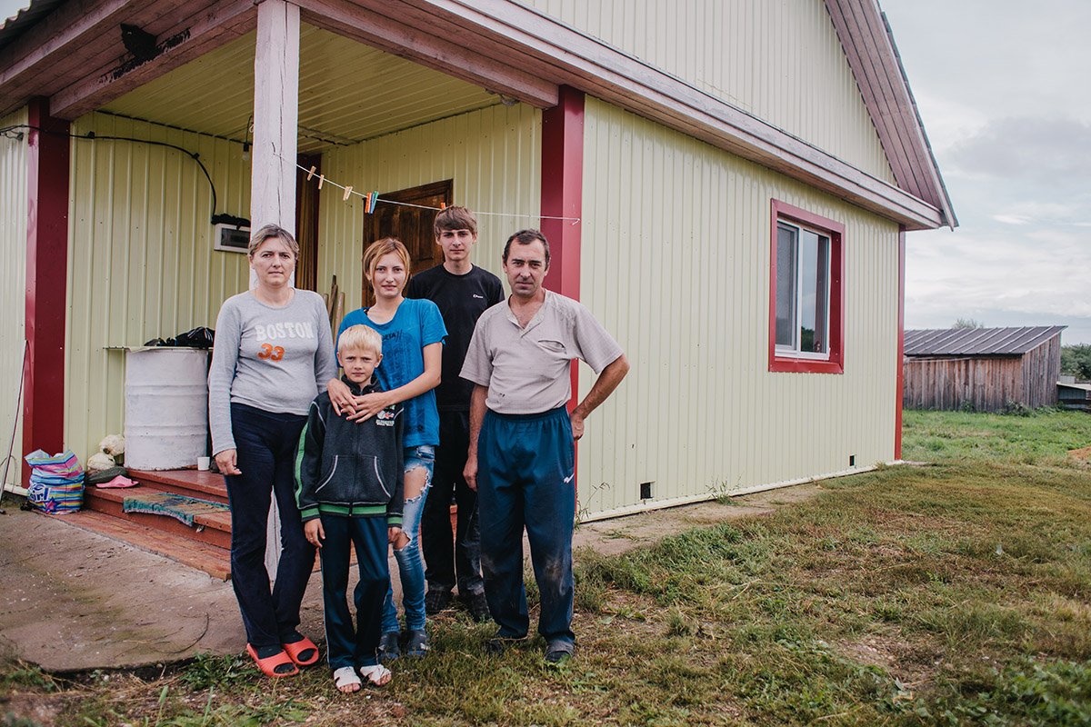 Семья Алимовых начинает жизнь с нуля — с новой работы и нового дома.