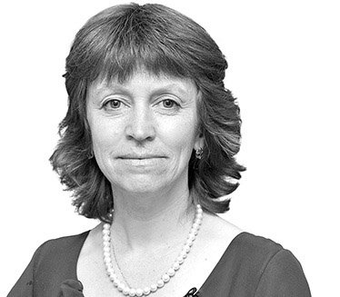 Нерабочие рабочие тетради / Случай из детства, который я запомнила на всю жизнь. Мне было лет шесть, и я небрежно листала книжку, а потом, когда папа попросил взглянуть, что я читаю, весело кинула книжку ему. Тонкое издание не достигло цели и раненой птицей распласталось на полу. «Ты что так небрежно обращаешься с книгой? — сделал замечание отец. — Ты хотя бы представляешь, сколько труда в нее вложено?»