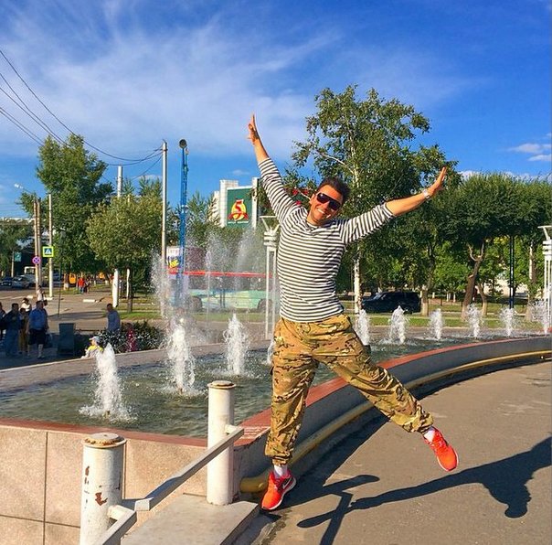 Вячеслав Манучаров радостно прыгал по Благовещенску.