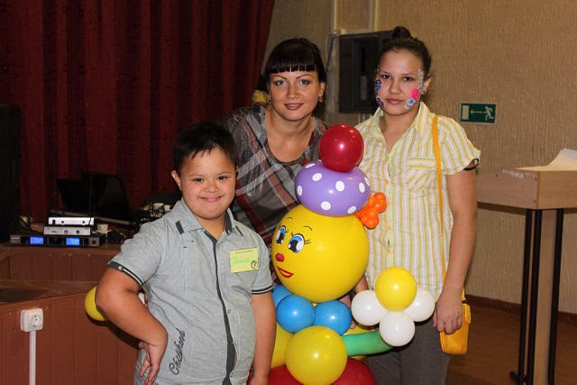 Дима с мамой и сестрой Алиной.