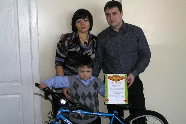 Дима в папой и мамой.