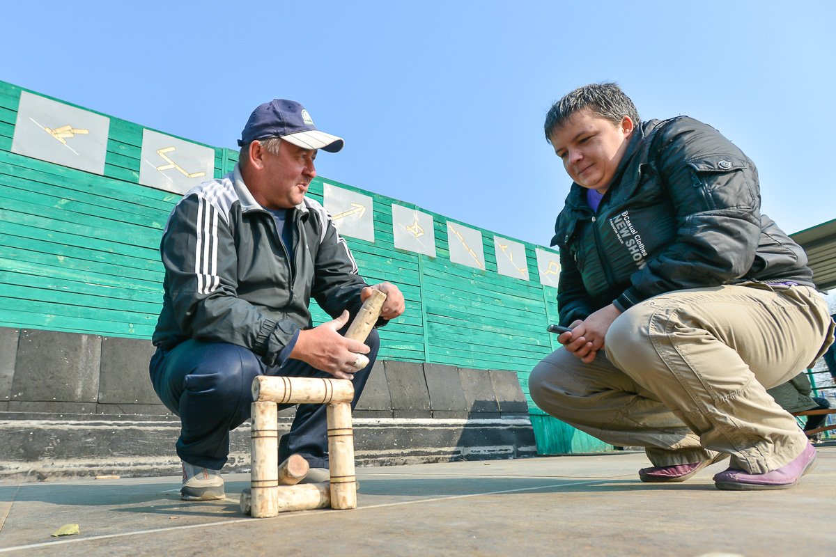 Помимо броска нужно выучить и фигуры из городков. Фото: А. Ильинский