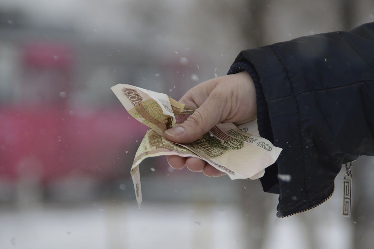 От хорошей жизни деньги в автобусах не просят, от хорошей жизни людей не обманывают. Фото: А. Анохин