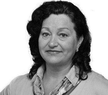 Гламур в Беларуси не в почете / О Беларуси говорят, что страна «застряла в социализме». Отчасти это действительно так. Герб республики остался почти советский. КГБ и ГАИ там не переименовывали. И милицию — тоже. Но не это главное. Одной из основ социализма является дешевое жилье — квартплата там и правда очень низкая. За двухкомнатную квартиру семья в Минске платит 15 долларов в месяц. На наши деньги — более 600 рублей. При этом средняя зарплата в столице — 600 долларов, в других городах — 500. Того, что остается после оплаты услуг ЖКХ, семье вполне хватает на жизнь. Ведь многое, на что приходится прилично тратиться нам, у них бесплатно или за копейки. Например, заниматься спортом, посещать кружки творческого развития дети могут бесплатно. Посещение спортивных комплексов и бассейнов там очень часто субсидируется профсоюзами.