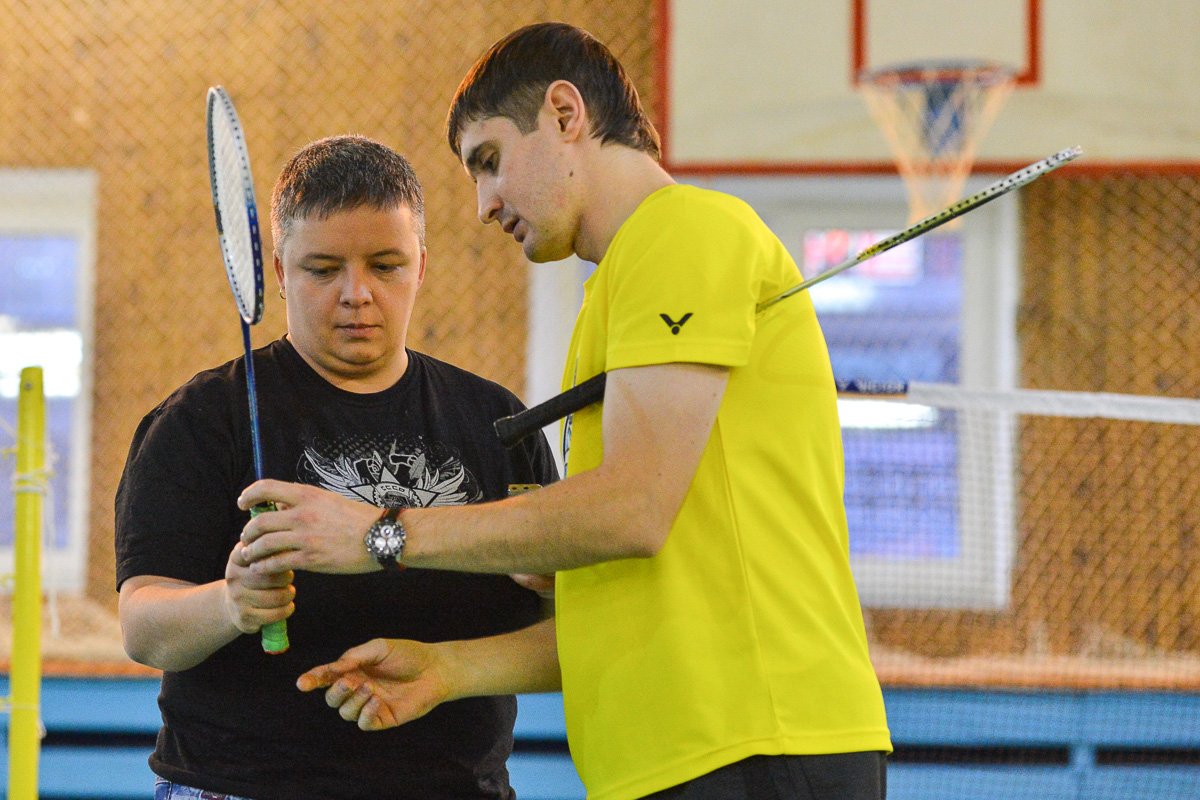 2. Держим ракетку. Фото : Андрей Ильинский