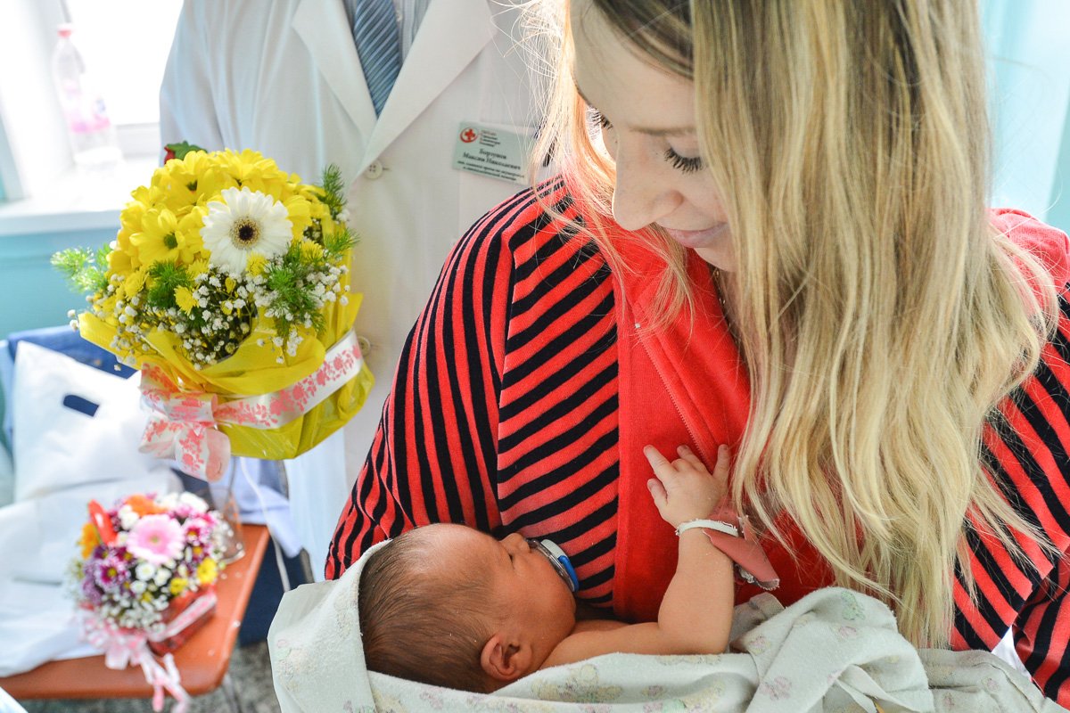 Маленькая принцесса по имени Арина радует маму. Фото: Андрей Ильинский