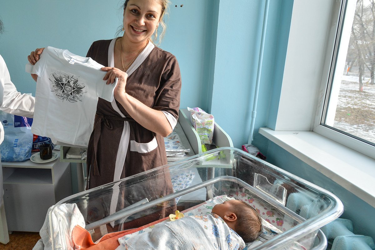 Маленькие футболочки с символикой АП через год-два малышам будут впору. Фото: Андрей Ильинский