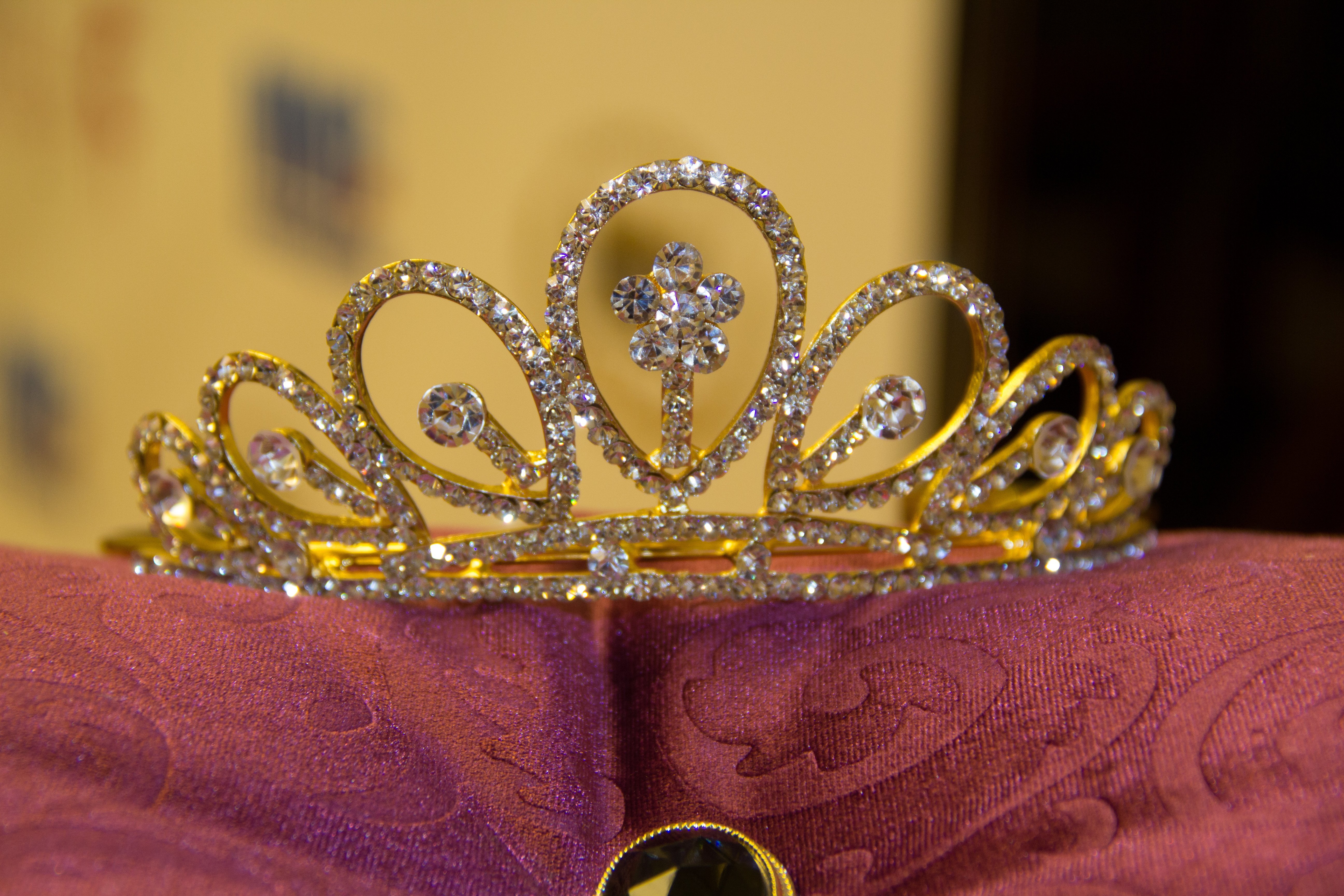 Главный приз - корона, диплом и 100 тысяч рублей.