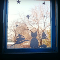 @amoseev: Аппликация на окне - творчество соседей в подъезде.
