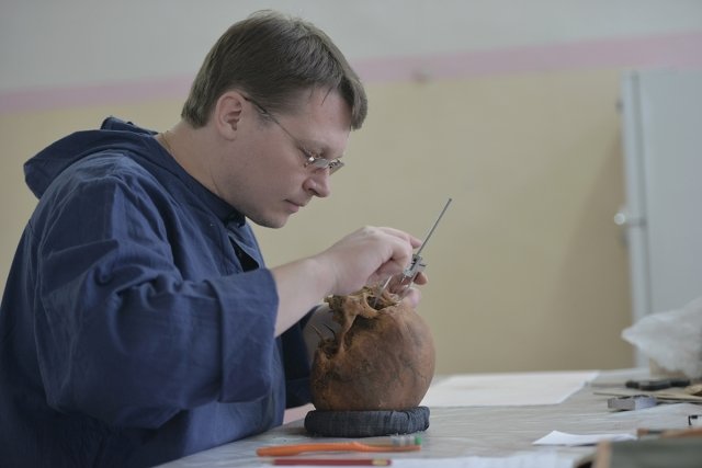 Денис Пежемский: «Антропологи — это штучный товар» / «Мы воскрешаем прошлое», — так романтично говорит о своей работе известный российский антрополог Денис Пежемский. Именно благодаря ему мы сумели взглянуть в лицо первому амурчанину. Кто знает, может быть, именно Денису Пежемскому удастся в скором времени сотворить еще одну историческую сенсацию — опознать одного из великих князей Романовых, похороненных под стенами Петропавловской крепости.