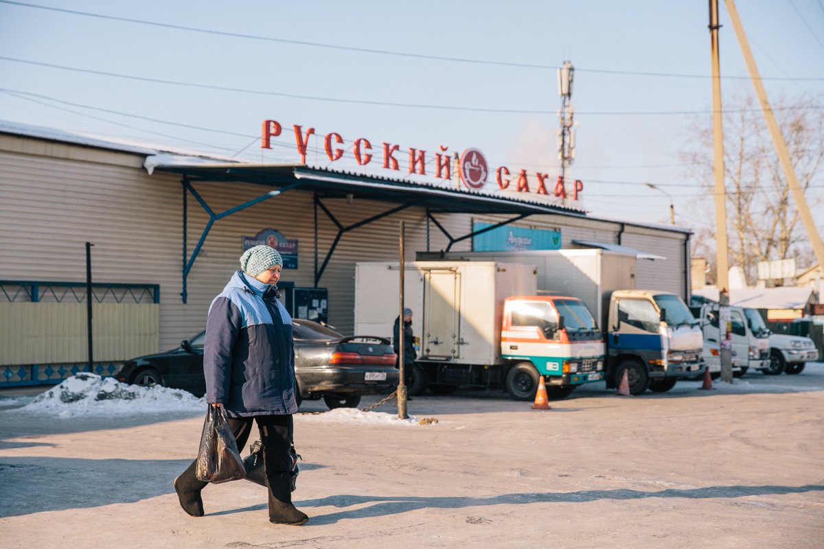 Возле базы уже ничего не напоминает о смерти трех человек. Фото: Сергей Лазовский