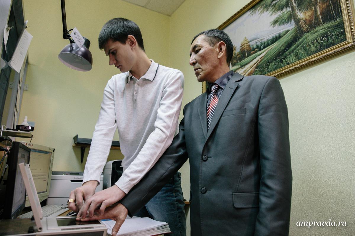 Перед выдачей патента у Алманбета Мамытканова сняли отпечатки пальцев. Фото: Сергей Лазовский