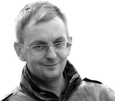 Разврат и девичья фамилия / В русскоязычном обществе серость остается серостью, сколько бы ей ни приписывали оттенков. Возделывание литературно-кинематографической грядки под названием «50 оттенков серого» затянется на годы, надо привыкать к еще одному поводу для ежегодной истерики. В данном случае и вовсе один монстр породил другого: будучи придуманными на почве необычайной любви к «Сумеркам», «Оттенки» тоже станут сагой и тоже заведомо останутся за рамками интеллектуального подхода или хотя бы попытки приблизиться к любопытной жизненной философии. То, за что отвечал Танатос в унылом жизнеописании Эдварда и Беллы, здесь воплощает Эрос и оба связаны по рукам и ногам.