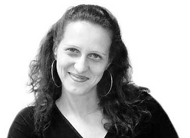 Нужна ли вам собака? / Лично я не завела бы собаку, живя в коммунальной квартире. Мне безумно лень выводить ее в туалет на улицу два раза в день. Мои нынешние питомцы живут во дворе в теплых будках. И я рада, что не нужно с ними гулять, вытирать лапы после каждой прогулки и купать в ванной после того, как им вздумается побегать по лужам или поваляться на пыльном асфальте.