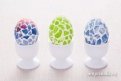 Нечаянно разбили одно яйцо? Украсьте его скорлупой другое! Получится необычная мозаика.