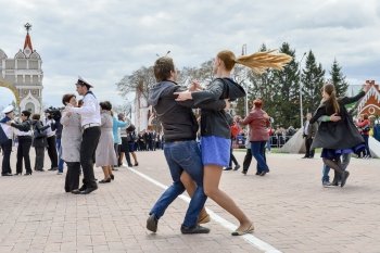 В Благовещенске на площади Победы устроили танцы и фейерверк. Фото