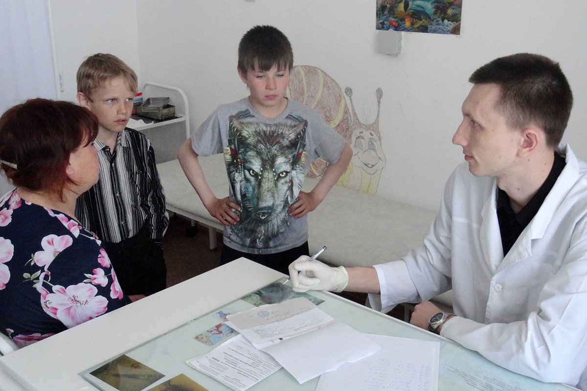 Ради детей приехали врачи редких для поселка специальностей.