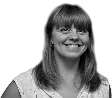 Директора шлагбаумов / Один из самых серьезных жизненных уроков я получила в родной школе поселка Береговой. И к учебному процессу он не имел никакого отношения. Школа — это был действительно второй дом, там работали мои родители, там прошло детство. Дело было в классе третьем или четвертом. Мы с мамой собирались на весенние каникулы к родственникам, и однажды на перемене незадолго до поездки я похвасталась одноклассникам, что уеду на день раньше. «У меня же папа директор школы, мне отпрашиваться не надо, он скажет — меня сразу отпустят», — весело заявила я классу. Причем таких разговоров в семье никогда не было. Видимо, это великое открытие пришло ко мне спонтанно, и я тут же решила им поделиться. Однако признание случайно услышала наша классная руководитель и рассказала об этом родителям прямо в учительской. Ну, в общем, слышал весь педагогический коллектив.