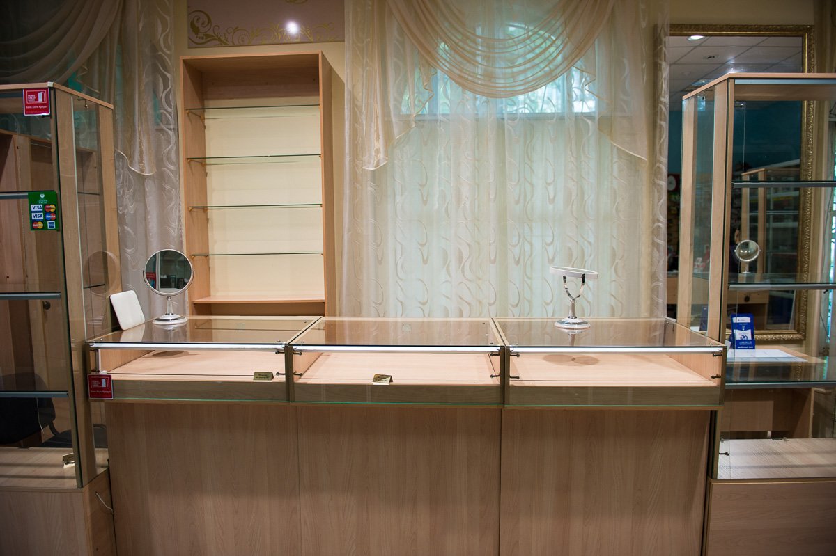 Грабитель сам опустошил витрины, взломав дверь в отдел.