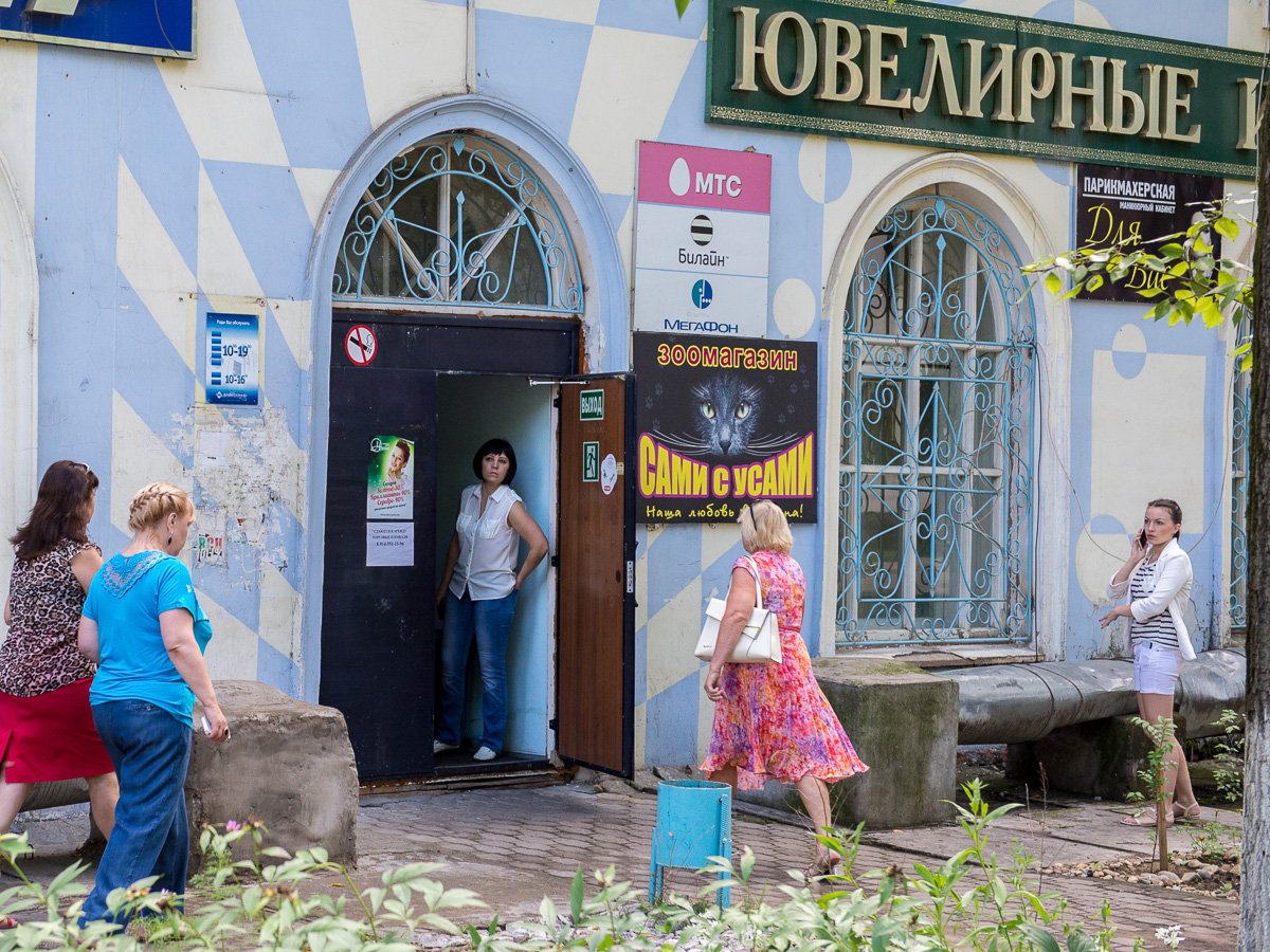 Вооруженное ограбление, произошедшее в магазине на тихой улочке городка, всколыхнуло Серышево.