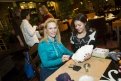 Алла Довлатова и художница Нелли Сазонова мастерят сувенир для новогодней благотворительной акции.
