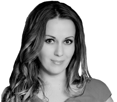 Маленькая планета Большого Счастья / Село Албазино — первая столица Приамурья, первое поселение казаков, историческое место... Для меня Албазино — планета моего детства, шкатулка детских воспоминаний. Здесь, на берегу Амура, мы с сестрой строили свои шалаши, внутри которых запекали картошку на костре, за что, угорелые, потом получали нагоняй от вездесущей бабушки. Здесь, в домике на границе, у дедушки был волшебный погреб, из которого каждое утро он доставал нам банку сгущенки. А когда уходил на рыбалку, мы переворачивали с ног на голову весь погреб, но любимое лакомство не находили. Уже следующим утром дед снова нырял внутрь и возвращался с заветной баночкой.