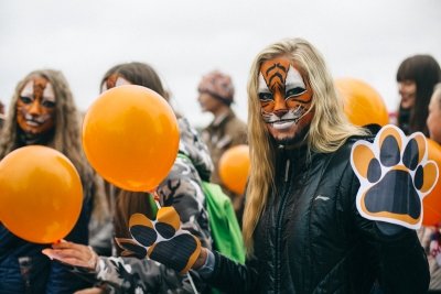 В День тигра в Благовещенске под хищников раскрасились несколько сотен человек. Фото