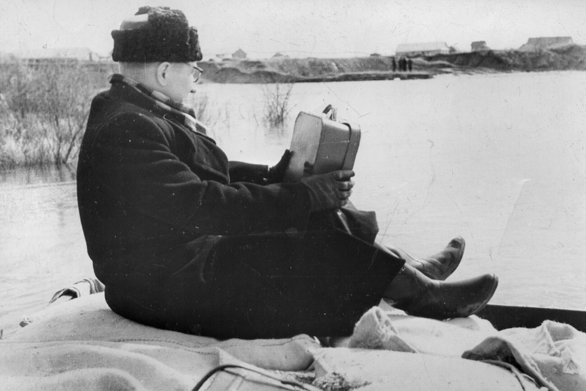 Леопольд Сарапас едет в командировку на грузовике в Чесноково