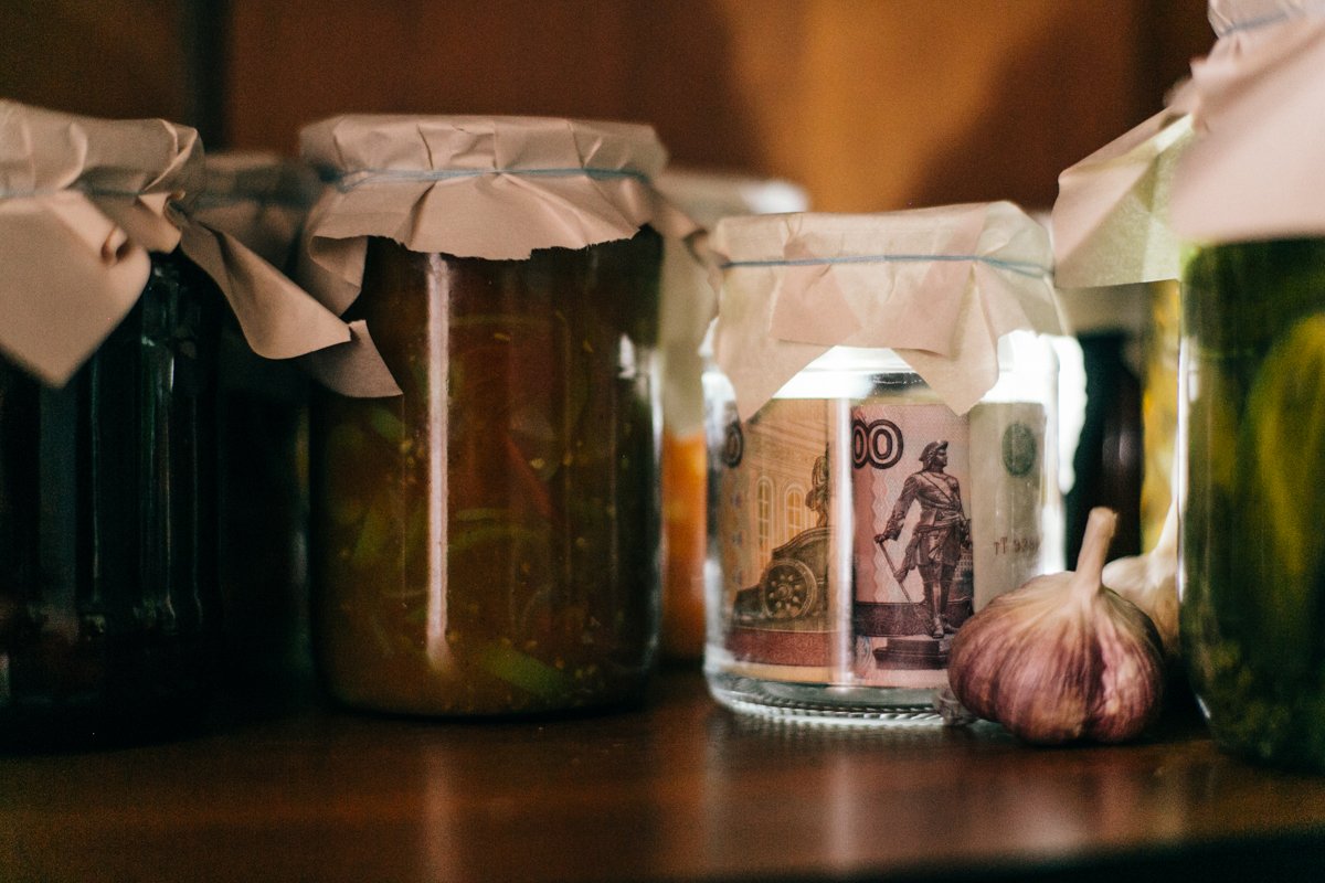 Не стоит гнаться за высоким процентом: храните небольшие сбережения в надежном банке.