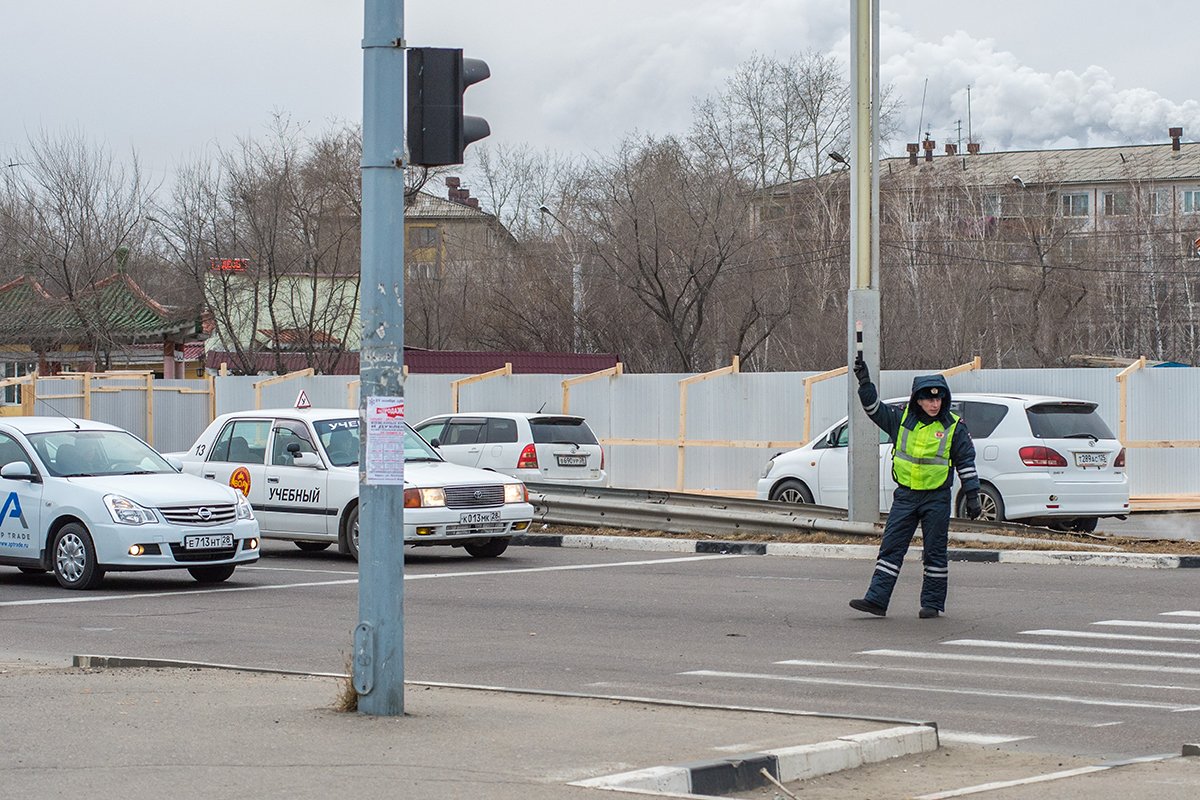 Движение автомобилей на перекрестке на время проведения следственного эксперимента приостановили.