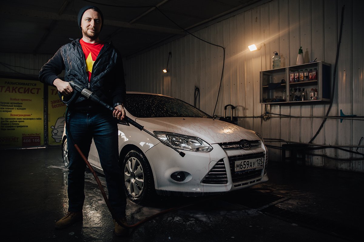 Чтобы выжить в этом бизнесе, Денис Рудь установил самый низкий ценник и сам взялся за тряпку