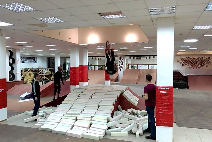 Помогали обустроить зал и установить все оборудование спортсмены-экстремалы.