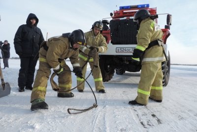 Как спасают пострадавших в ДТП на ледовой переправе. Фоторепортаж