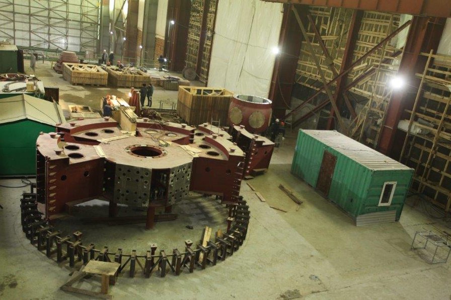 Сборка гидрогенератора на монтажной площадке ГЭС.