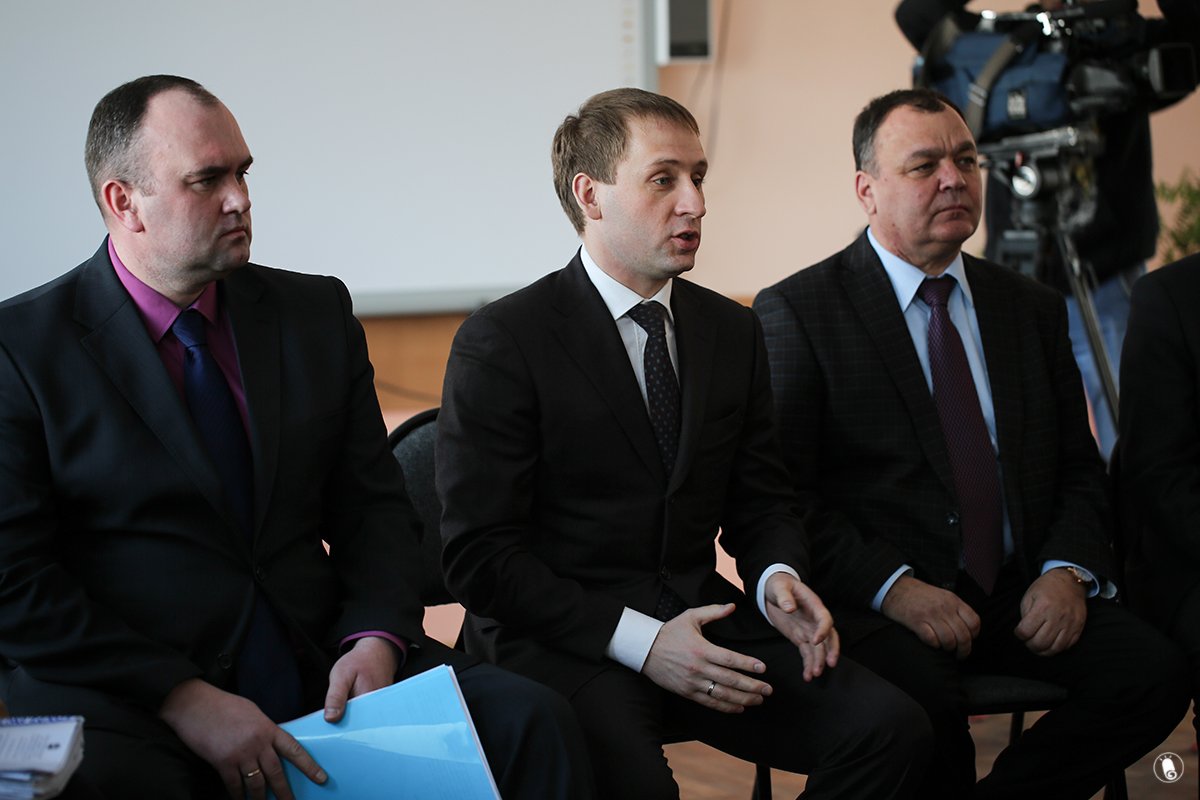 На встрече с жителями губернатор рассказал о проведенной работе. (Правительство области)