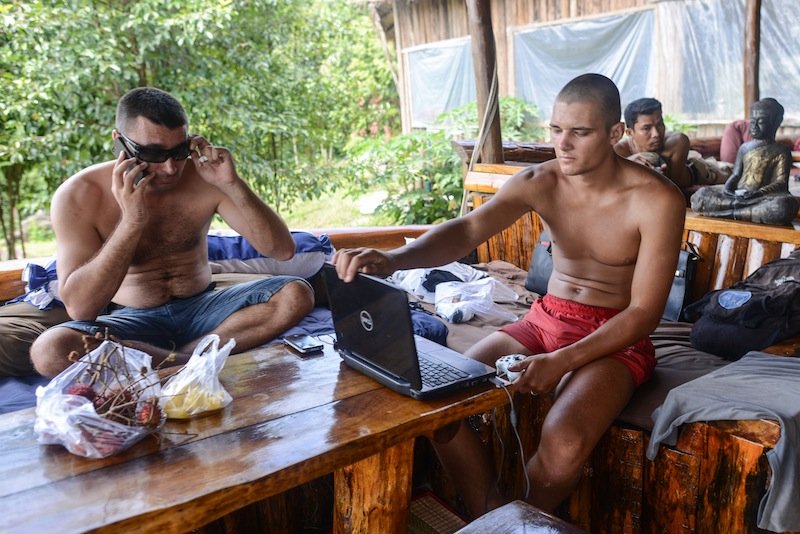 В. Баталин слева. Фото: cambodiadaily.com