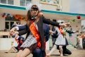 На торжественной линейке школьники танцевали, пели и благодарили своих учителей.