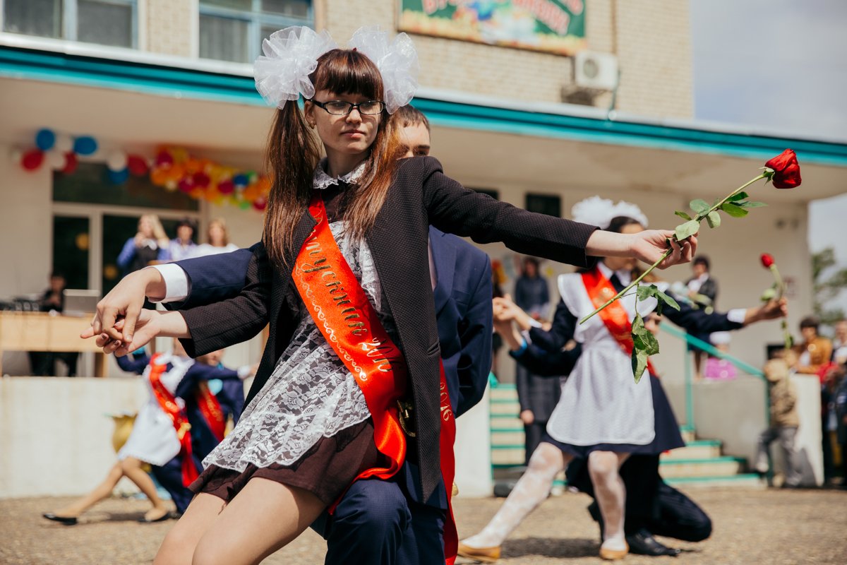 На торжественной линейке школьники танцевали, пели и благодарили своих учителей.