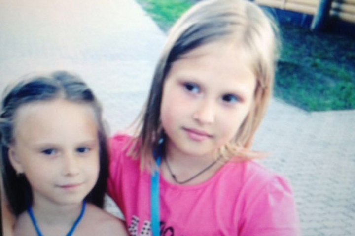 Девочка, которую искали, на фото в розовой футболке.