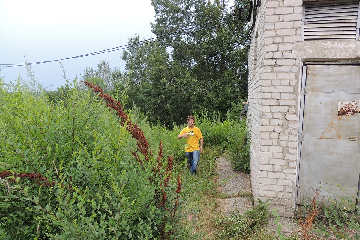Свидетель трагедии и друг погибшего вожатого Сергей Иванов показал, где вожатые прятались.