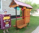 Ромненцы осваивают уличный книжный шкаф